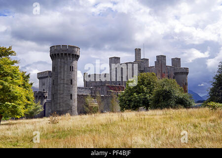 Penrhyn Castle im Norden von Wales ist ein Landhaus in Form einer normannischen Burg errichtet. Es wurde im 19. Jahrhundert zwischen 1822 und 1837 gebaut. Stockfoto