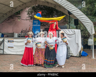 Bogota, Kolumbien - September 09, 2017: Kolumbianische Volkstanzgruppe mit traditioneller Kleidung Stockfoto