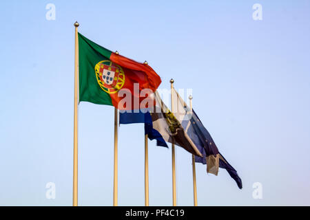 Portugiesische Flagge schwenkten gegen den blauen Himmel Stockfoto