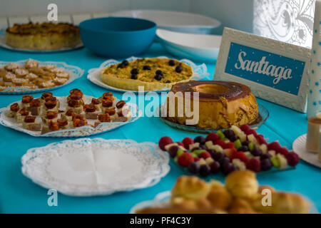 Geburtstag Tisch mit Speisen und Desserts Stockfoto