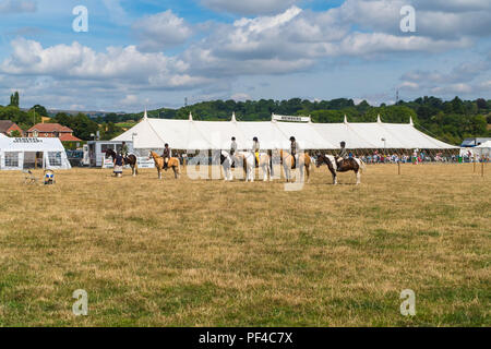 Wettbewerber auf dem Pferd und Pony Abschnitt, um den Ring, Tenbury zeigen Worcestershire UK. August 2018 Stockfoto