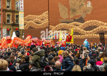 MANCHESTER, England - 18 FEBRARY, 2018: Chinesisches Neujahr 2018 Manchester feiern Parade, die Straßen voll mit fröhlichen Menschen Stockfoto