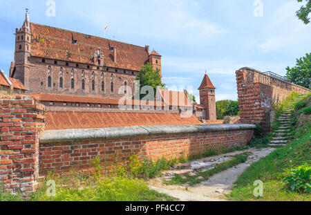 Eine mittelalterliche, erbaut aus rotem Backstein, Schloss des Deutschen Ordens in Marienburg, Danzig Pommern in Polen. Es ist die größte Burg in Europa Stockfoto