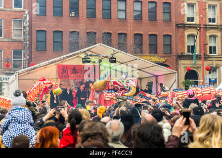 MANCHESTER, England - 18 FEBRARY, 2018: Chinesisches Neujahr 2018 Manchester feiern Parade, die Straßen voll mit fröhlichen Menschen Stockfoto