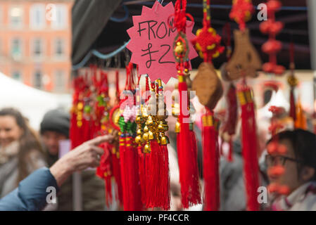 MANCHESTER, England - 18 FEBRARY, 2018: Chinesisches Neujahr 2018 Manchester feiern Parade, die Straßen voll mit fröhlichen Menschen Stockfoto