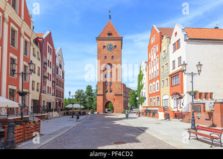 Elbing, Polen: Stary Rynek St. ist Zentrum der Altstadt, mit Wohnhäusern umgebaut. Straße ist am Ende der mittelalterlichen Markt Tor (Brama Targowa) geschlossen Stockfoto