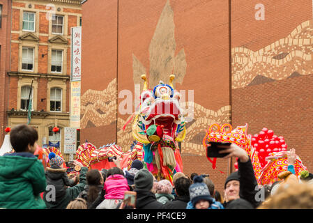 MANCHESTER, England - 18 FEBRARY, 2018: Chinesisches Neujahr 2018 Manchester feiern Parade, die Straßen voll mit fröhlichen Menschen Stockfoto