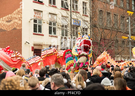 MANCHESTER, England - 18 FEBRARY, 2018: Chinesisches Neujahr 2018 Manchester feiern Parade, die Straßen voll mit fröhlichen Menschen Stockfoto