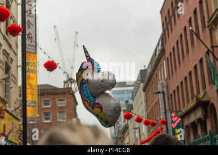 MANCHESTER, England - 18 FEBRARY, 2018: Chinesisches Neujahr 2018 Manchester feiern Parade, die Straßen voll mit fröhlichen Menschen Stockfoto