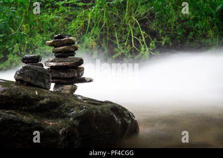 ZEN BALANCING ROCKS IN DER NÄHE VON FLUSS Stockfoto