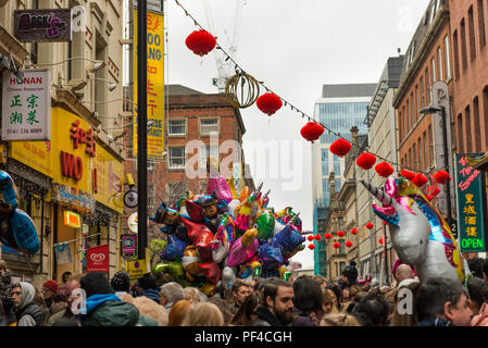 MANCHESTER, England - 18 FEBRARY, 2018: Chinesisches Neujahr 2018 Manchester feiern Parade, die Straßen voll mit fröhlichen Menschen Stockfoto