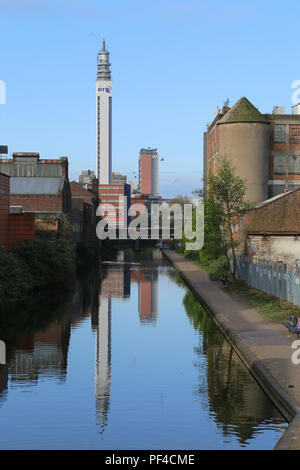 Teil des Kanalnetzes in und um das Stadtzentrum von Birmingham, Großbritannien. Der BT-Telekommunikationsturm ist in der Ferne sichtbar (2017 Ansicht). Stockfoto