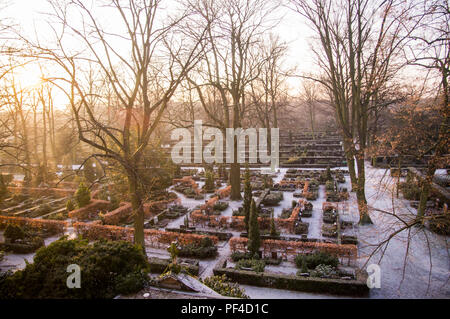 Deutscher Friedhof in der Morgensonne Nebel Stockfoto