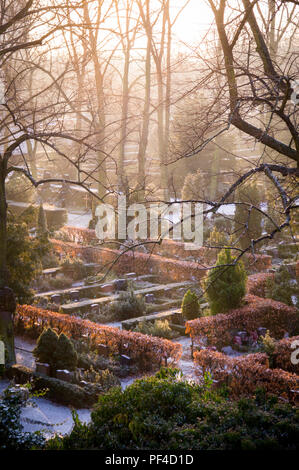 Deutscher Friedhof in der Morgensonne Nebel Stockfoto