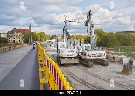 Baufahrzeuge während der Renovierung der Augustusbrücke in Dresden Stockfoto