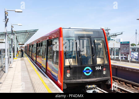 DLR-Zug auf der Plattform an der West India Quay Bahnhof, Canary Wharf, London Borough Tower Hamlets, Greater London, England, Vereinigtes Königreich Stockfoto