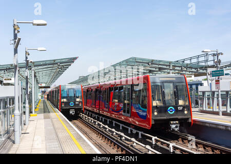 DLR-Züge auf Plattformen an der West India Quay Bahnhof, Canary Wharf, London Borough Tower Hamlets, Greater London, England, Vereinigtes Königreich Stockfoto
