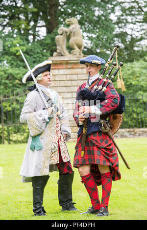 Abgebildete Reenactor Arran Johnston als Bonnie Prince Charlie, und Piper Angus Simpson Bonnie Prince Charlie wieder Traquair! Geschichte wird lebendig! S Stockfoto