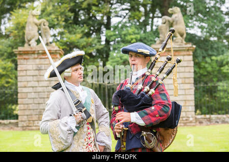 Abgebildete Reenactor Arran Johnston als Bonnie Prince Charlie, und Piper Angus Simpson Bonnie Prince Charlie wieder Traquair! Geschichte wird lebendig! S Stockfoto