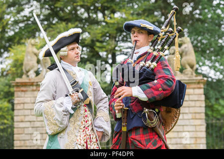 Abgebildete Reenactor Arran Johnston als Bonnie Prince Charlie, und Piper Angus Simpson Bonnie Prince Charlie wieder Traquair! Geschichte wird lebendig! S Stockfoto