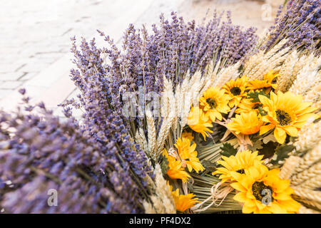 Eine provenzalische Korb mit Lavendel, Weizen und Sonnenblumen in Apt, Provence Stockfoto