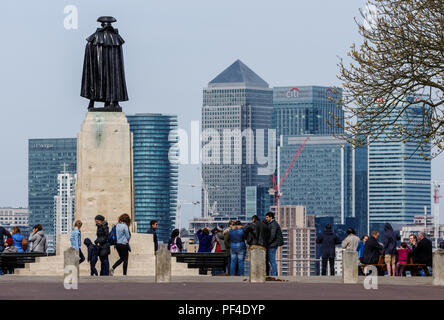 Statue von General James Wolfe mit Blick auf Canary Wharf von Greenwich Park, London, England, Vereinigtes Königreich, Großbritannien Stockfoto