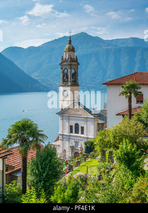 San Pietro e Paolo Kirche in Nesso, schönen Dorf am Comer See, Lombardei, Italien. Stockfoto