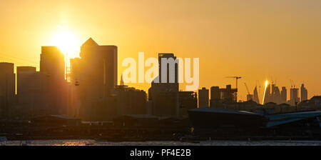 Silhouette von Canary Wharf Wolkenkratzern bei Sonnenuntergang, London, England, Großbritannien, Großbritannien Stockfoto