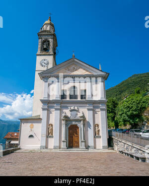 San Pietro e Paolo Kirche in Nesso, schönen Dorf am Comer See, Lombardei, Italien. Stockfoto