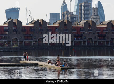 Die Wohngebäude in Shadwell Becken mit der Stadt London Wolkenkratzer im Hintergrund, England Vereinigtes Königreich Großbritannien Stockfoto