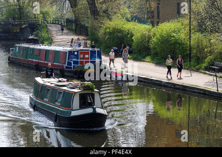 Menschen genießen die warmen Frühlingstag an den Ufern des Flusses Lea in Clapton, London England Vereinigtes Königreich UK Stockfoto