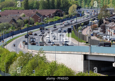 Verkehr auf Newham Way Straße in Beckton, London, England, Vereinigtes Königreich, Großbritannien Stockfoto