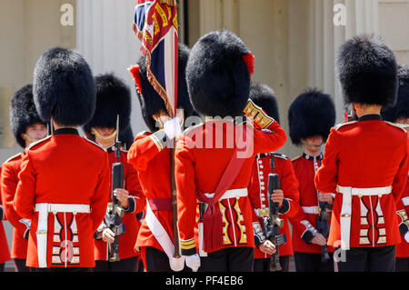 Wachwechsel Zeremonie außerhalb der Buckingham Palace, London, England Vereinigtes Königreich Großbritannien Stockfoto