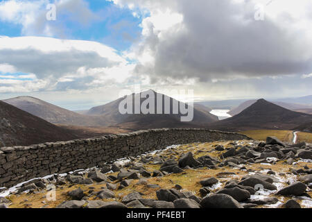 Mourne Wall führenden das Auge Doan Berg in den Mourne Mountains, County Down, Nordirland. Stockfoto