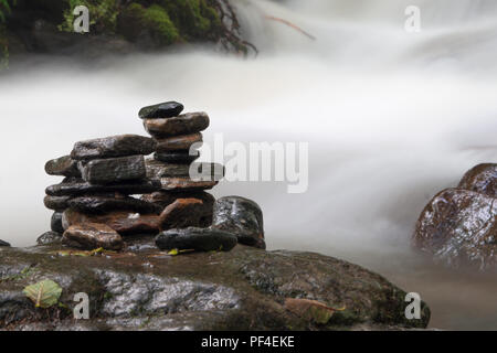 ZEN BALANCING ROCKS IN DER NÄHE VON FLUSS Stockfoto