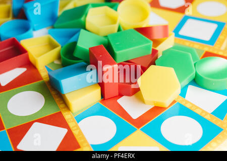 Bis pädagogische Spielwaren für Kinder schließen, bunte Formen Stockfoto