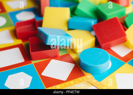 Bis pädagogische Spielwaren für Kinder schließen, bunte Formen Stockfoto