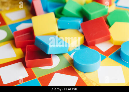 Bis pädagogische Spielwaren für Kinder schließen, bunte Formen Stockfoto