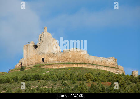 Die Templer Burgruinen in der spanischen Stadt Castrojeriz aus der Wanderweg der Jakobsweg Der Jakobsweg Castilla y Leon Spanien gesehen Stockfoto