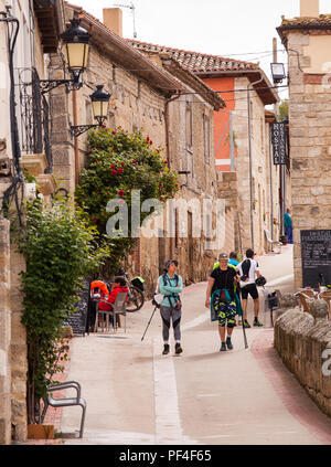 Pilger auf Pilgerreise auf dem Jakobsweg der Jakobsweg durch das spanische Dorf Hontanas Castile y Leon Spanien Stockfoto