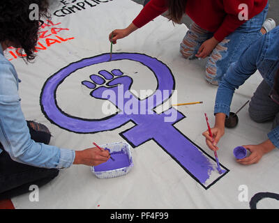 Mädchen zeichnen die feministische Symbol in einem Banner, wenn Tausende von Frauen aus feministischer und sympathische Gruppen auf den Straßen in den sogenannten Frauen für Gerechtigkeit März gegen Justiz Korruption, wendet sich an Frauen, die Opfer von Gewalt und Blätter, die die Straflosigkeit der Aggressoren. Stockfoto