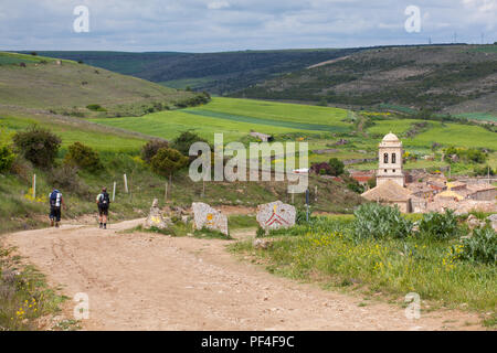 Pilger auf Pilgerreise auf dem Jakobsweg der Jakobsweg durch das spanische Dorf Hontanas Castile y Leon Spanien Stockfoto