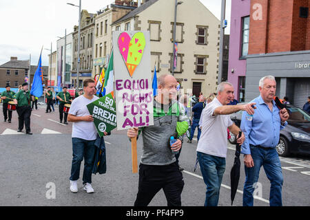 Der Grafschaft Tyrone, Großbritannien. 18. August 2018. Sinn Féin Partei der bürgerlichen Rechte Mahngang 50 Jahre nach der ersten März aus Coalisland, Dungannon, während ein Pro Zähler Protest und März erfolgt gegen Sinn Féin's Politik auf die Unterstützung der Abtreibung. Coalisland: County Tyrone: UK: 18 August 2018 Credit: Mark Winter/Alamy leben Nachrichten Stockfoto