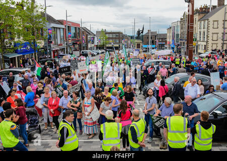 Der Grafschaft Tyrone, Großbritannien. 18. August 2018. Sinn Féin Partei der bürgerlichen Rechte Mahngang 50 Jahre nach der ersten März aus Coalisland, Dungannon, während ein Pro Zähler Protest und März erfolgt gegen Sinn Féin's Politik auf die Unterstützung der Abtreibung. Coalisland: County Tyrone: UK: 18 August 2018 Credit: Mark Winter/Alamy leben Nachrichten Stockfoto