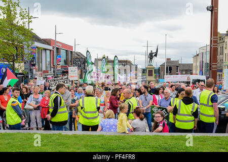 Der Grafschaft Tyrone, Großbritannien. 18. August 2018. Sinn Féin Partei der bürgerlichen Rechte Mahngang 50 Jahre nach der ersten März aus Coalisland, Dungannon, während ein Pro Zähler Protest und März erfolgt gegen Sinn Féin's Politik auf die Unterstützung der Abtreibung. Coalisland: County Tyrone: UK: 18 August 2018 Credit: Mark Winter/Alamy leben Nachrichten Stockfoto