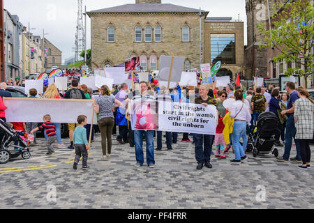 Der Grafschaft Tyrone, Großbritannien. 18. August 2018. Sinn Féin Partei der bürgerlichen Rechte Mahngang 50 Jahre nach der ersten März aus Coalisland, Dungannon, während ein Pro Zähler Protest und März erfolgt gegen Sinn Féin's Politik auf die Unterstützung der Abtreibung. Coalisland: County Tyrone: UK: 18 August 2018 Credit: Mark Winter/Alamy leben Nachrichten Stockfoto