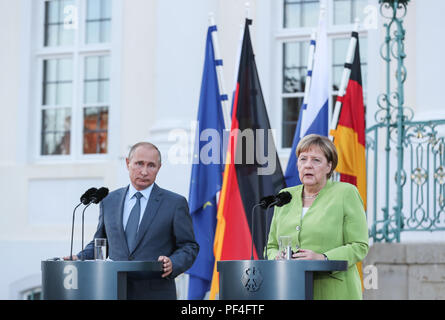 Meseberg, Deutschland. 18 Aug, 2018. Die deutsche Bundeskanzlerin Angela Merkel (R) und der Besuch des russischen Präsidenten Wladimir Putin eine gemeinsame Pressekonferenz im Schloss Meseberg nördlich von Berlin, Deutschland, am 12.08.18, 2018 teilnehmen. Die deutsche Bundeskanzlerin Angela Merkel und der russische Präsident Wladimir Putin Gespräche im Norden von Berlin am Samstag, mit den Themen, die aus Syrien, Ukraine, Iran sowie der Nord Stream Gaspipeline Projekt 2. Credit: Shan Yuqi/Xinhua/Alamy leben Nachrichten Stockfoto