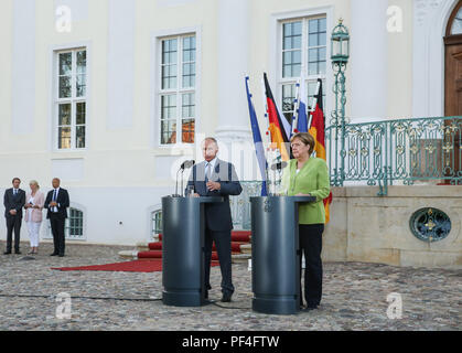 Meseberg, Deutschland. 18 Aug, 2018. Die deutsche Bundeskanzlerin Angela Merkel (1. R) und der Besuch des russischen Präsidenten Wladimir Putin (2. R) Teilnahme an einer gemeinsamen Pressekonferenz im Schloss Meseberg nördlich von Berlin, Deutschland, am 12.08.18., 2018. Die deutsche Bundeskanzlerin Angela Merkel und der russische Präsident Wladimir Putin Gespräche im Norden von Berlin am Samstag, mit den Themen, die aus Syrien, Ukraine, Iran sowie der Nord Stream Gaspipeline Projekt 2. Credit: Shan Yuqi/Xinhua/Alamy leben Nachrichten Stockfoto