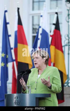 Meseberg, Deutschland. 18 Aug, 2018. Die deutsche Bundeskanzlerin Angela Merkel eine gemeinsame Pressekonferenz mit dem Besuch des russischen Präsidenten Wladimir Putin (nicht im Bild) im Schloss Meseberg nördlich von Berlin, Deutschland, am 12.08.18., 2018. Die deutsche Bundeskanzlerin Angela Merkel und der russische Präsident Wladimir Putin Gespräche im Norden von Berlin am Samstag, mit den Themen, die aus Syrien, Ukraine, Iran sowie der Nord Stream Gaspipeline Projekt 2. Credit: Shan Yuqi/Xinhua/Alamy leben Nachrichten Stockfoto