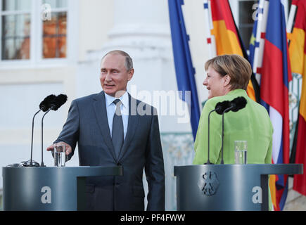 Meseberg, Deutschland. 18 Aug, 2018. Die deutsche Bundeskanzlerin Angela Merkel (R) und der Besuch des russischen Präsidenten Wladimir Putin eine gemeinsame Pressekonferenz im Schloss Meseberg nördlich von Berlin, Deutschland, am 12.08.18, 2018 teilnehmen. Die deutsche Bundeskanzlerin Angela Merkel und der russische Präsident Wladimir Putin Gespräche im Norden von Berlin am Samstag, mit den Themen, die aus Syrien, Ukraine, Iran sowie der Nord Stream Gaspipeline Projekt 2. Credit: Shan Yuqi/Xinhua/Alamy leben Nachrichten Stockfoto